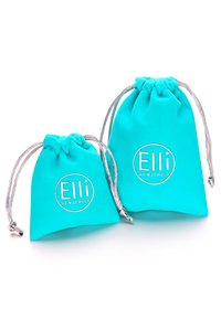 Tirkizinės medžiagos maišeliai, vienas didelis ir vienas mažas, su sidabrinėmis užtraukiamomis virvelėmis ir spausdintu logotipu "Elli WE ♥ JEWELS" baltos spalvos.