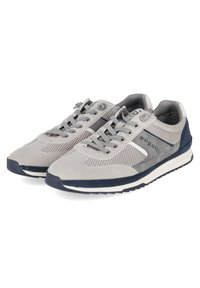 Baskets en mesh et suède gris clair avec des accents bleu marine, dotées d'un design à lacets, de détails texturés et d'une semelle blanche.