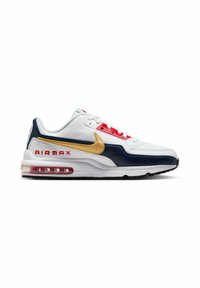 Baskets en cuir blanc avec des accents bleu marine, un swoosh doré, des lacets rouges et un amorti visible dans la semelle. Présente "AIRMAX" en rouge.