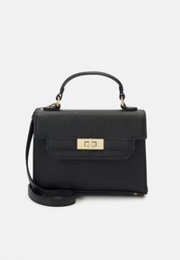 Sac à main en cuir noir avec ferrures dorées, forme rectangulaire, poignée supérieure, bandoulière amovible et fermeture par rabat à l'avant.