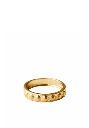 Anillo de oro con puntos circulares elevados y espaciados uniformemente alrededor de la banda exterior sobre un fondo blanco.