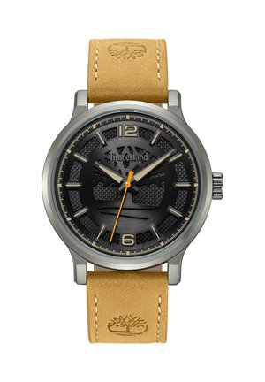 Okrúhle strieborné hodinky s čiernym textúrovaným ciferníkom, béžovými hodinovými značkami, žltou sekundovou ručičkou, logom Timberland na ciferníku a vytlačeným na opasku z hnedej kože.