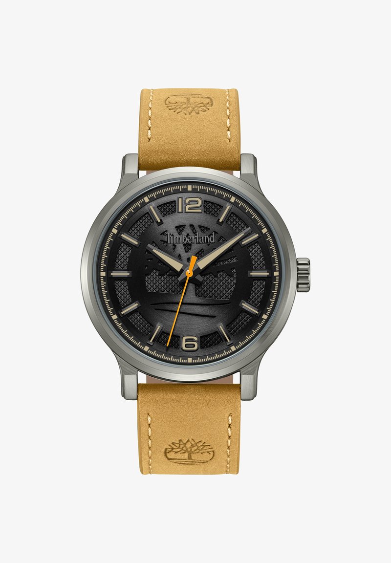 Montre ronde en argent avec cadran texturé noir, index beiges, trotteuse jaune, logo Timberland sur le cadran et embossé sur un bracelet en cuir marron clair.