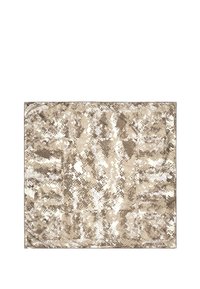 Manta con patrón de piel de serpiente en tonos marrón y beige, con una superficie texturizada, de forma cuadrada y secciones en contraste.