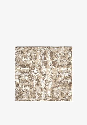 Brązowy i beżowy koc w wzór wężowej skóry z fakturowaną powierzchnią, mający kształt kwadratu i kontrastujące sekcje.