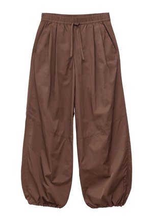 Brązowe spodnie o szerokich nogawkach z elastycznym pasem, sznurkiem do wiązania, bocznymi kieszeniami oraz marszczonymi elastycznymi ściągaczami przy kostkach.
