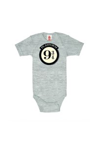 Grauer Kurzarm-Body mit einem kreisförmigen Grafikdesign, auf dem "PLATFORM 9 ¾" in Schwarz und Creme abgebildet ist. Hergestellt aus weicher Baumwolle mit Druckknopfverschluss.