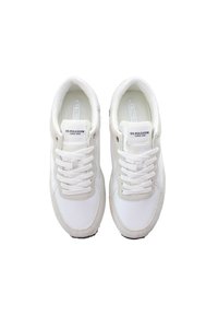 Zapatillas blancas con un upper de cuero suave y acentos de ante. Presentan un diseño de cordones y una suela acolchada. Suela texturizada para mayor agarre.