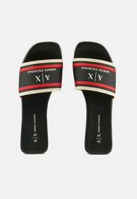 Infradito nere con una fettuccia in tessuto spesso caratterizzata da un motivo a strisce rosse e beige, marchiati con "ARMANI EXCHANGE" e una suola liscia.