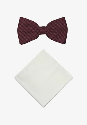 Nœud papillon bordeaux texturé au-dessus d'un mouchoir de poche blanc soigneusement plié sur fond blanc.