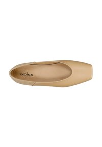 Scarpa piatta in pelle beige con punta quadrata, cuciture minime e superficie liscia. La soletta presenta il nome del marchio "wojas."