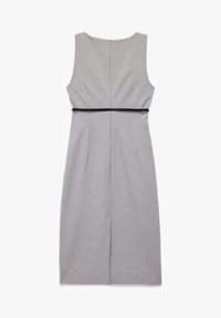 Szara sukienka bez rękawów, sięgająca do kolan, z zamkiem błyskawicznym z tyłu i cienkim czarnym paskiem w talii, ułożona na białym tle.