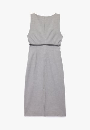 Ærmeløs grå knælang kjole med lynlås i ryggen og et tyndt sort bælte i taljen, liggende fladt på en hvid baggrund.