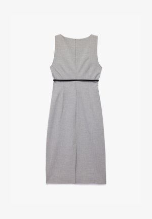 Hihaton harmaa polvipituinen mekko, jossa on takana vetoketju ja ohut musta vyö vyötäröllä, asetettuna tasaisesti valkoista taustaa vasten.