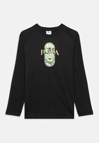 Must pika varrukaga T-särk, millel on kuldse ja türkiissinise graafikaga sõna "PUMA" ning keskel silmamotiiviga päikesekiirte mustriga disain.