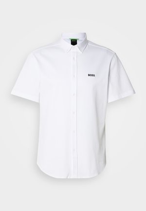 Cămășă albă cu mânecă scurtă din bumbac, având guler cu nasturi și un logo „BOSS” negru pe pieptul stâng. Textură netedă.