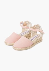 Roze stoffen espadrille met een geweven jute zool, voorzien van enkelbandjes en een textuur in beige aan de achterkant. Zacht, casual ontwerp dat geschikt is voor warm weer.