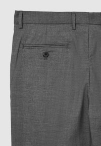 Pantaloni in tessuto grigio con vita piatta, passanti per cintura e una tasca posteriore singola con chiusura a bottone nero. Dettaglio in materiale testurizzato visibile.