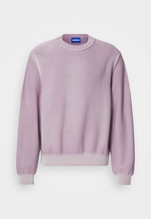 Suéter de punto lila con cuello redondo, puños y dobladillo acanalados, que presenta un discreto detalle de costura en los hombros y una textura suave.