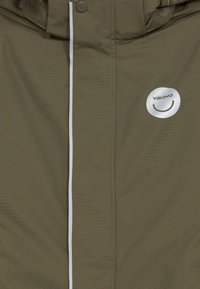 Olivza zaudēta izolēta jaka ar baltu rāvējslēdzēju un šuvēm. Piedāvā apaļu sudraba logotipu ar smaida dizainu uz krūtīm.