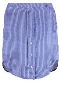 Blårandig skjorta med en strukturerad tyg, med rundad fåll, framknäppning och vita vertikala ränder.