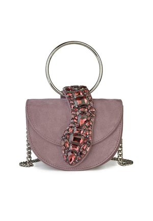 Bolso de ante púrpura con un asa circular de plata, adornado con una correa de piedras preciosas que presenta cristales rojos y claros. Correa de hombro de eslabones.