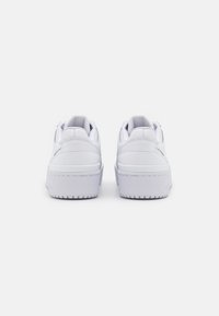adidas Originals FORUM BOLD STRIPES  - Sportbačiai - footwear white