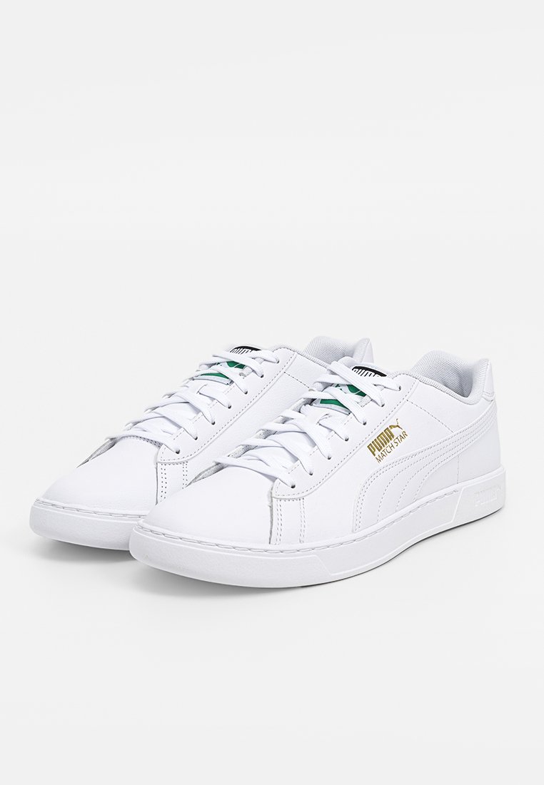 Weiße Leder-Sneaker mit einem niedrigen Design, ausgestattet mit weißen Schnürsenkeln, einem goldenen Logo und einem kontrastierenden grünen Akzent auf der Zunge.