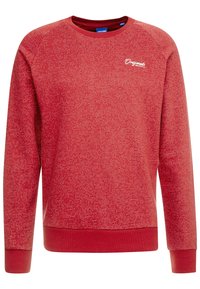 Sudadera roja con un patrón texturizado de finas rayas blancas. Cuenta con puños y dobladillo de canalé, y un pequeño logotipo bordado en el pecho.