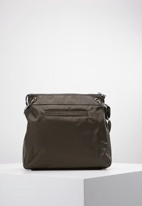 Olivově zelená kabelka z nylonu s pevnou konstrukcí, stříbrnými kovovými detaily, horním zapínáním na zip a zadní kapsou pro zvýšenou funkčnost.