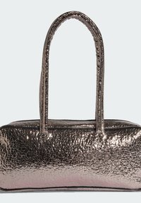 Metalna torba s teksturom pocrnjelog kožnog materijala, pravokutnog oblika, dvije ručke i crnim detaljima, s gornjim zatvaračem na patent.