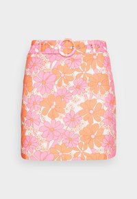 Floraler Minirock mit weißem Hintergrund, pinken und orangefarbenen Blumen, einem passenden Gürtel mit runder Schnalle und figurbetonter Silhouette.