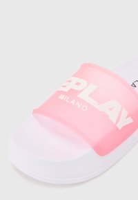 Sandale à glissière rose avec une sangle transparente arborant l'inscription blanche "REPLAY MILANO." Semelle blanche à texture lisse.