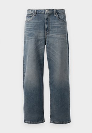 Svetlomodré džíny z denimu so strihom rovného nohu, vybledlým vzhľadom, štýlom s piatimi vreckami a zapínaním na gombík v páse.