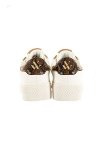 Witte sneakers met een bruine schubbenpatroon hiel en beige accenten. Geverfde zool met zigzagpatroon. Minimalistisch ontwerp.