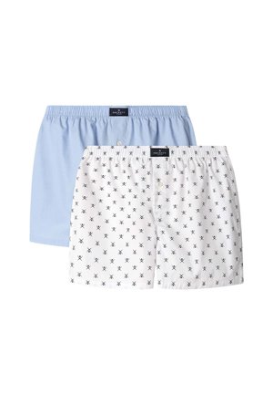 Två par herrboxershorts: ett par ljusblå enfärgad, ett par vita med svart saxmönster; båda har elastisk midja och knappgylf.