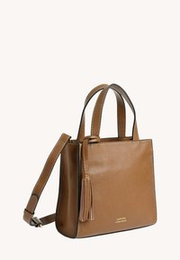Sac à main en cuir marron au design structuré, muni de anses supérieures, d'une bandoulière détachable et d'un accent à pampille. Présente des coutures contrastées.