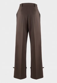 Bruine wijde broek van soepel stof, met een hoge taille, plooien aan de voorkant, zakken en smalle strikjes bij de boorden.