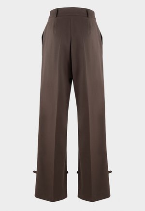 Braune weit geschnittene Hose aus glattem Stoff, mit hoher Taille, vorderen Falten, Taschen und schmalen Bindebändern an den Säumen.