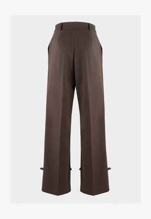 Brązowe spodnie typu wide-leg wykonane z gładkiego materiału, z wysokim stanem, plisami z przodu, kieszeniami i wąskimi troczkami przy mankietach.