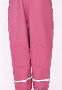 Rožiniai vandeniui atsparūs kelnių su kelio lopais ir baltomis atspindinčiomis juostelėmis virš elastinių apatinių kraštų ant vienodo fono.