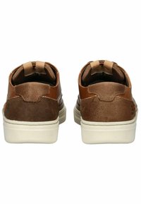 Bruine sneakers van een combinatie van glad leer en textuur-suède. Witte rubberen zool, trekflappen aan de achterkant en subtiele accenten.