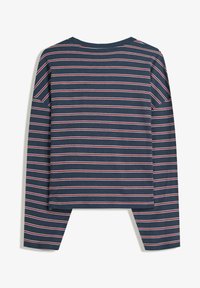 Camicia a maniche lunghe blu marina con sottili righe rosse e bianche. Vestibilità ampia con scollatura rotonda e spacchi laterali all'orlo per un maggiore movimento.