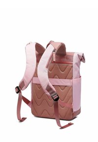 Růžový batoh z odolného strukturovaného materiálu, polstrované popruhy, síťové akcenty, zipové uzávěr a boční kapsa. Obsahuje vlnkový design pro přidaný detail.