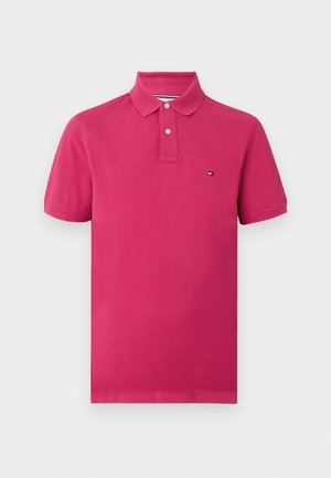 Koszulka polo w intensywnym różowym kolorze, wykonana z miękkiej bawełny. Posiada klasyczny kołnierzyk, plisę zapinaną na dwa guziki oraz małe logo marki na piersi.