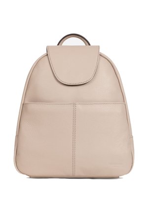 Zaino in pelle beige con parte superiore arrotondata, chiusura a pattina e due tasche frontali. Texture liscia con dettagli di cucitura minimi.