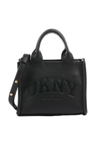 Geantă de mână neagră din piele cu formă structurată, prevăzută cu două mânere superioare și o curea de umăr detașabilă. Logo DKNY embossat pe față.