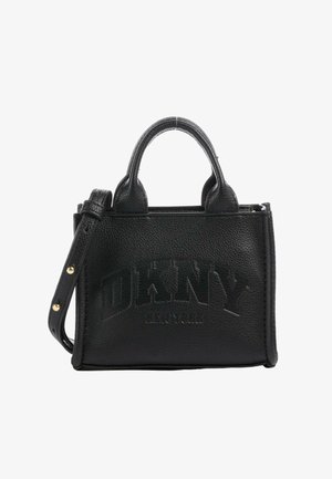 Zwarte leren handtas met een gestructureerde vorm, voorzien van twee bovenhandvatten en een afneembare schouderriem. Embossed DKNY-logo aan de voorkant.