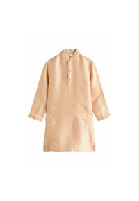 Meruňkový kurta vyrobený z látky s texturovaným diamantovým vzorem, se stojáčkovým límcem a třemi zlatými knoflíky na výstřihu.