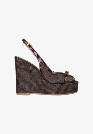 Sandalo con zeppa marrone intrecciata con punta aperta, cinturino regolabile in vernice e suola platform.